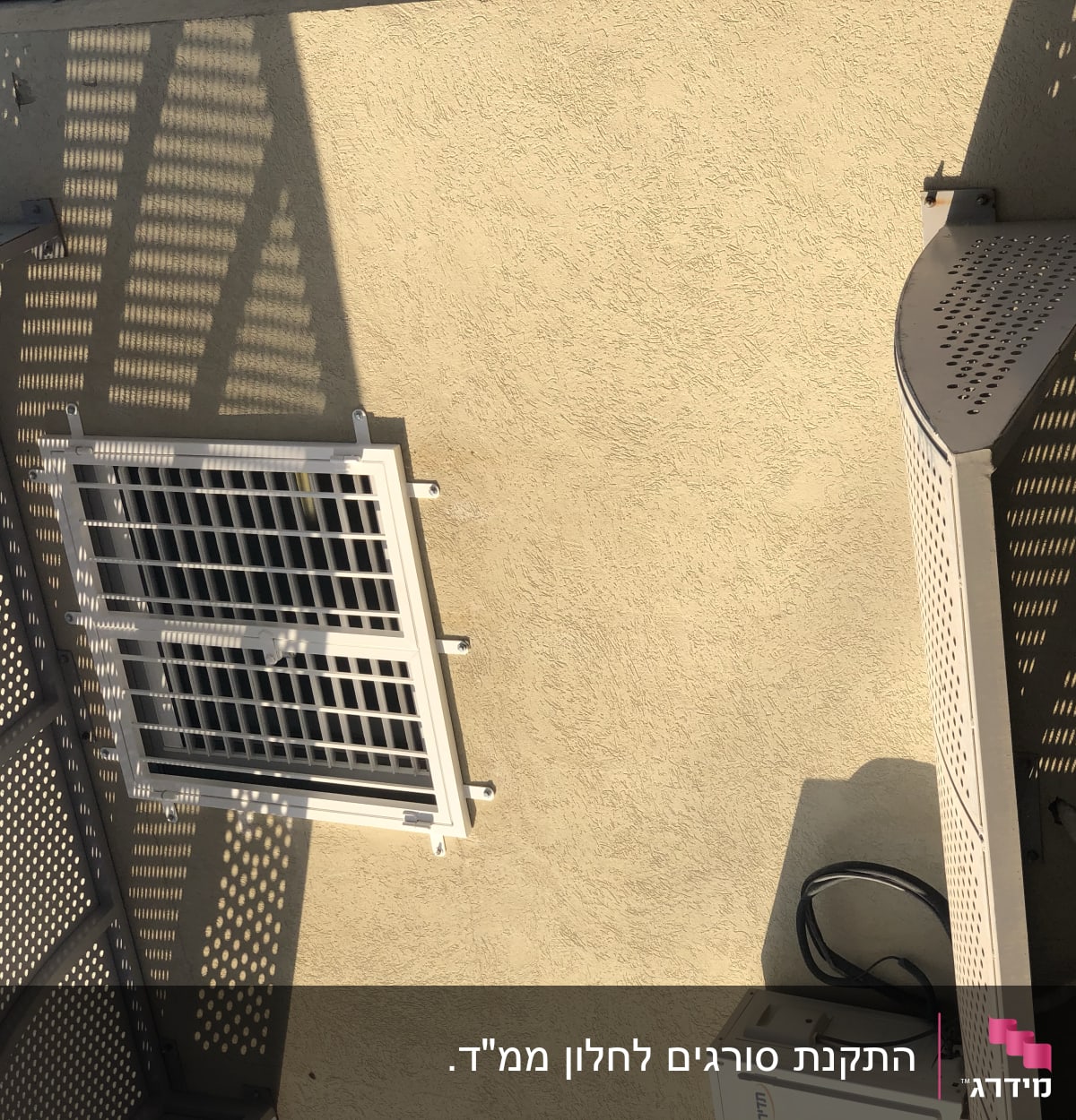 סורגי מתכת על קיר עם צללים